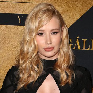 Iggy Azalea con la raya al lado en la 'Maxim Hot 100 Party'