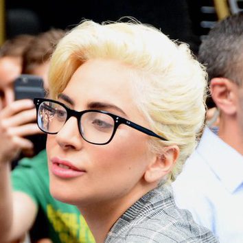 Lady Gaga cejas gruesas y de rubio platino