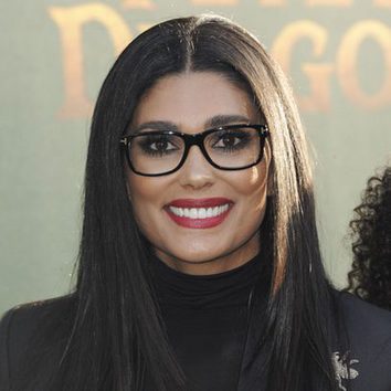 Rachel Roy luce gafas de pasta con su beauty look