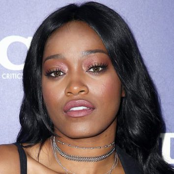 Keke Palmer luce un look en rosa con efecto satinado