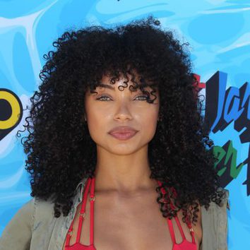 Logan Browning con una melena voluminosa en Los Ángeles