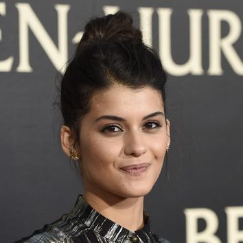 Sofia Black D'Elia luce un moño alto en la premiere de 'Ben Hur'