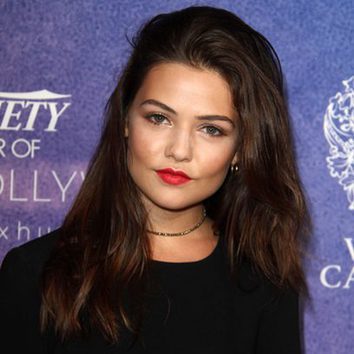 Danielle Campbell luce un maquillaje en rose gold y labios rojos