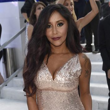 Snooki luce un look de labios burdeos