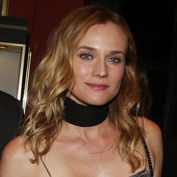 Diane Kruger con el cabello ondulado y una gargantilla de tela