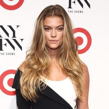 Nina Agdal con beachy waves en una fiesta en Nueva York