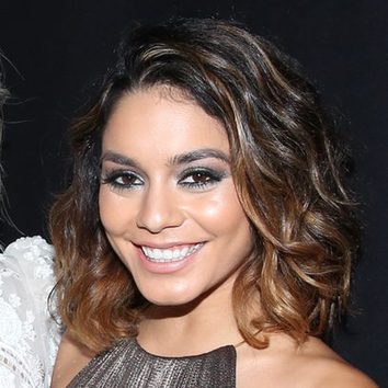 Vanessa Hudgens con un look plateado en los Emmy Creativos