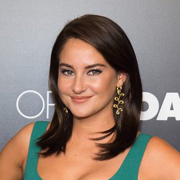 Shailene Woodley luce un look cat eye en la premiere de 'Snowden'