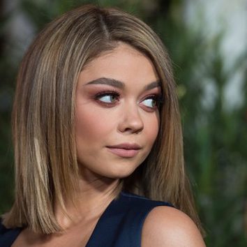 Sarah Hyland con un maquillaje rojizo