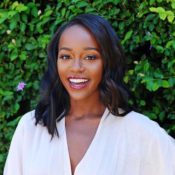 Aja Naomi King luce unos labios efecto vinilo en Beverly Hills