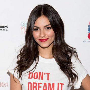 Victoria Justice con una melena ondulada en Nueva York