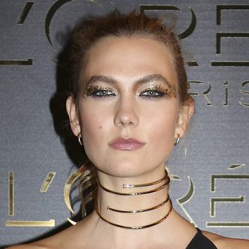 Karlie Kloss con un maquillaje dorado