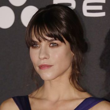 Felicity Jones luce un recogido messy en la premiere de 'Inferno'