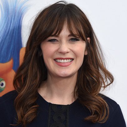 Zooey Deschanel ondula su cabello para la premiere de 'Trolls'