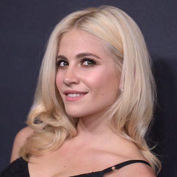 Pixie Lott luce una sedosa y rubia melena en los premios Britannia