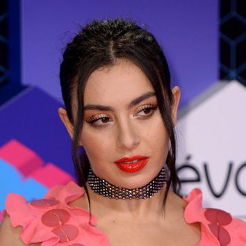 Charli XCX opta por un look años 90