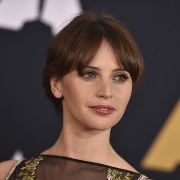 Felicity Jones parte su flequillo en dos