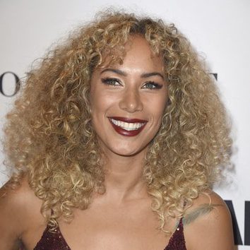 Leona Lewis posa sonriente con una voluminosa melena rubia