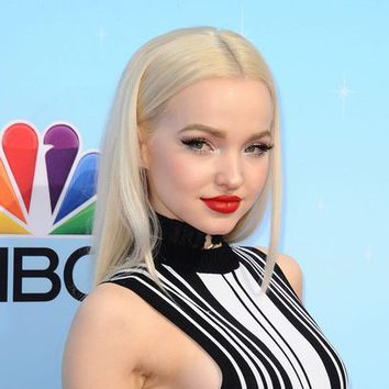 Dove Cameron opta por el rojo pasión