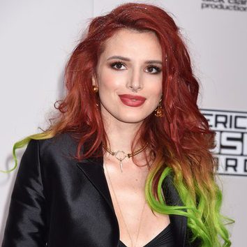 Bella Thorne con una melena roja y verde