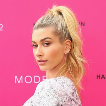 Hailey Baldwin opta por una coleta alta para su viaje a Sidney