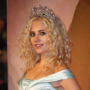 Pixie Lott se pone corona