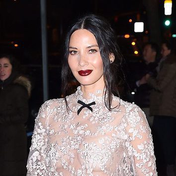 Olivia Munn luce un labial burdeos efecto cuero