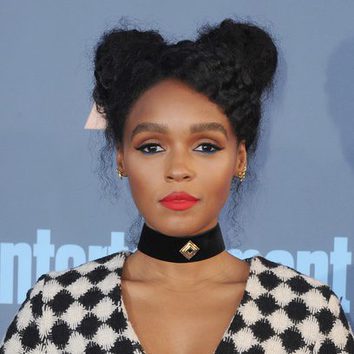 Janelle Monae recoge su cabello en dos moños altos