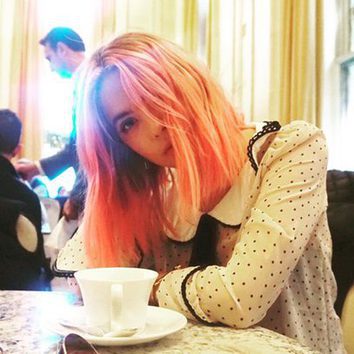 Ashley Benson disfruta del brunch con su nuevo pelo rosa