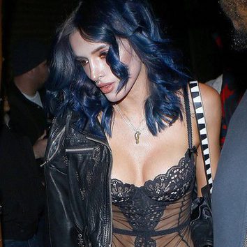 Bella Thorne vuelve a cambiar de look y se decide por el azul eléctrico