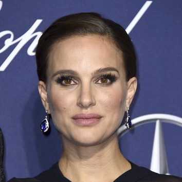 Natalie Portman luce un look de lo más anticuado