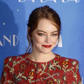 Emma Stone combina su outfit con su maquillaje