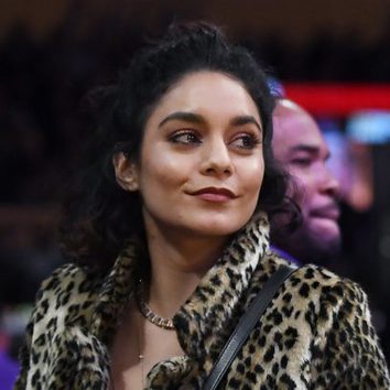 Vanessa Hudgens opta por un look natural para ver un partido