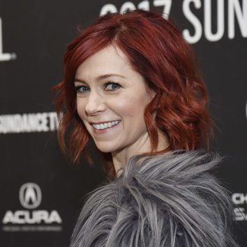 Carrie Preston luce su melena pelirroja en un corte bob