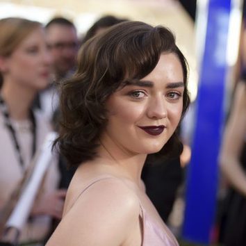 Maisie Williams se decanta por un estilo anticuado