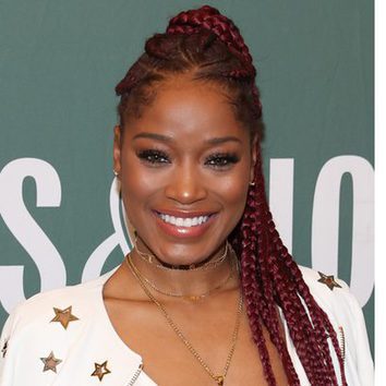 Keke Palmer firma libros con el cabello recogido en trenzas