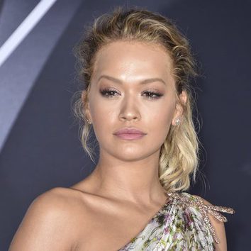 Rita Ora recoge su cabello en una coleta despeinada