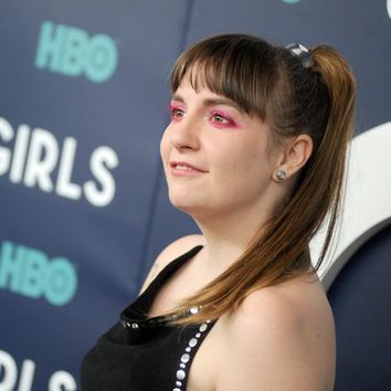 Lena Dunham maquilla sus ojos de rosa