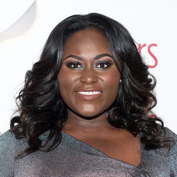 Danielle Brooks luce un look de ojos bicolor