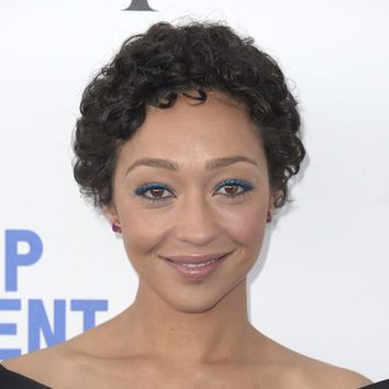 Ruth Negga apuesta por un delineado en azul eléctrico