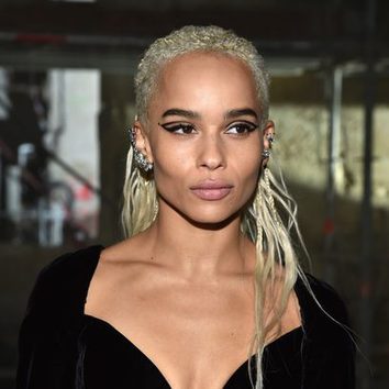 Zoë Kravitz con delineado geométrico