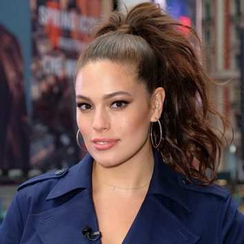 Ashley Graham recoge su cabello en un coleta rizada