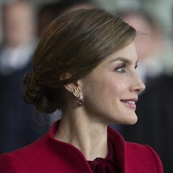 La Reina Letizia muy elegante con un moño bajo