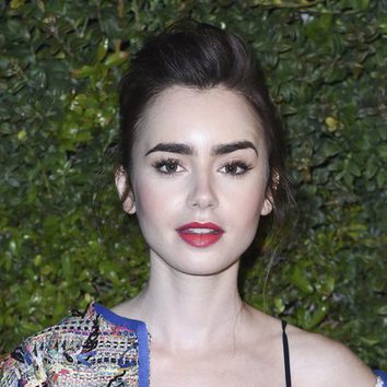 Lily Collins con recogido de aire desenfadado