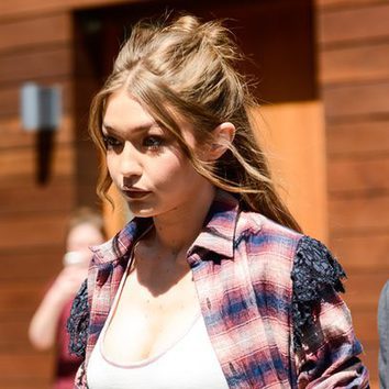 Gigi Hadid con doble half up bun