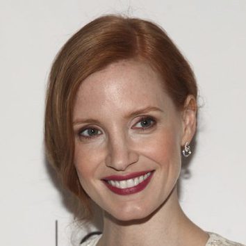 Jessica Chastain con recogido y labios rouge