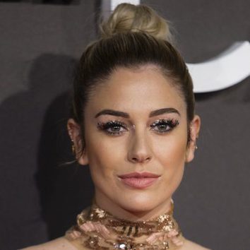 Blanca Suárez luce un original recogido y sombras glitter