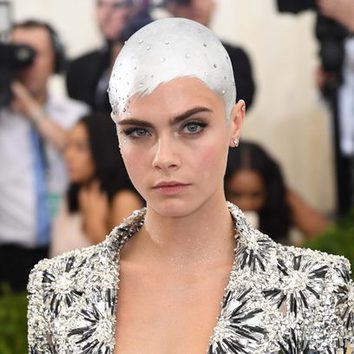 Cara Delevingne sorprende con el pelo rapado