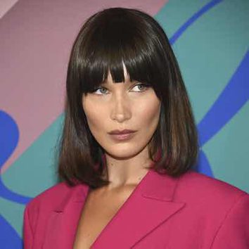 Bella Hadid se arriesga con el flequillo recto