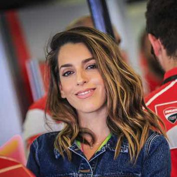 Ruth Lorenzo apuesta por el corte midi con mechas rubias